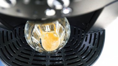 Üstten Görünüm kahve bir fincan kahve için fasulye üzerinden su damla ile 