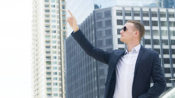 Inteligente negocio confiado hombre de pie en el espacio público al aire libre w — Foto de Stock