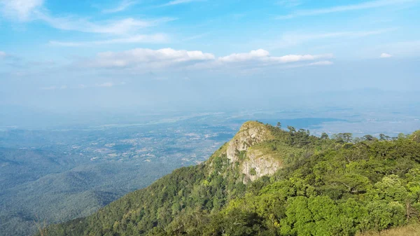 Pico de montanha alta com paisagem de montanha na floresta tropical — Fotografia de Stock
