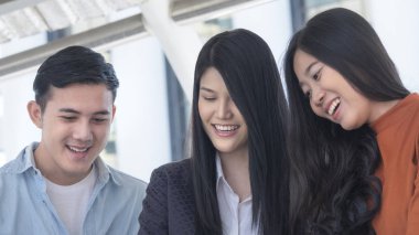 Enerjik iyimser genç insanlar sürpriz ve gülümseme karşılaşıyorum.