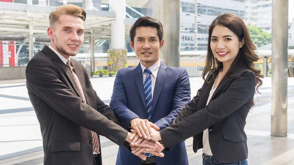 Equipo de gente de negocios inteligente hombre y mujer unirse a la mano para mostrar el trabajo en equipo —  Fotos de Stock