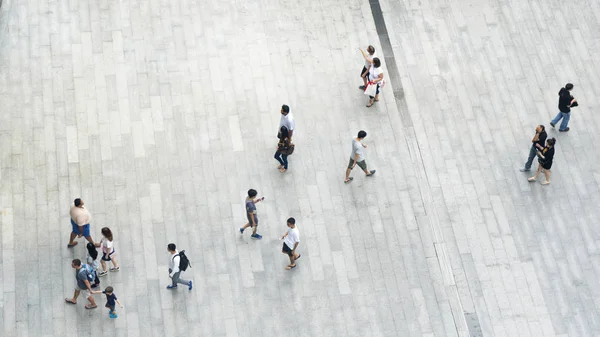 As pessoas caminham em toda a rua da cidade de negócios (vista aérea superior) — Fotografia de Stock