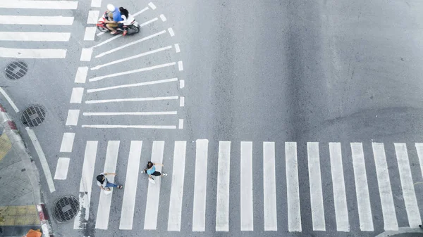 Multitud de personas caminan en la calle cruce peatonal en la ciudad —  Fotos de Stock