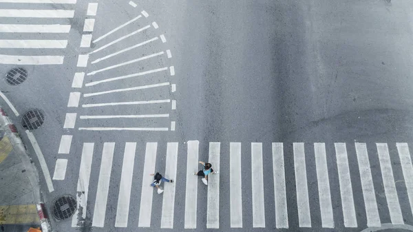 Skara människor promenad på gatan bilfria vägskäl i staden — Stockfoto