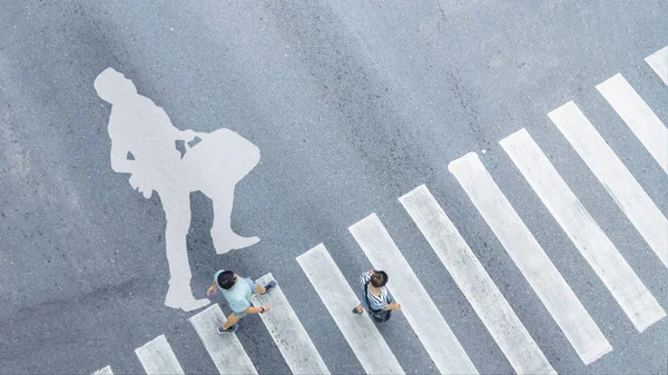 Ovanifrån av vit symbol med affärsman köra med portföljen på gågatan vägskäl och folk går cross street — Stockfoto