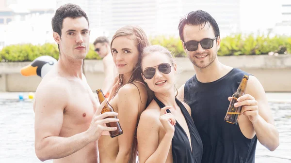 Grupo de personas en bikini de natación baile desnudo y fiesta en piscina de agua con bebida de botella de cerveza — Foto de Stock