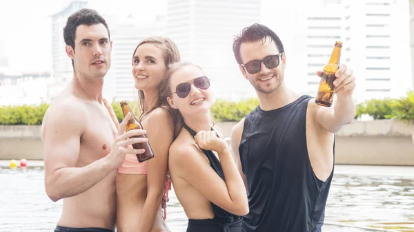 Grupo de personas en bikini de natación baile desnudo y fiesta en piscina de agua con bebida de botella de cerveza — Foto de Stock