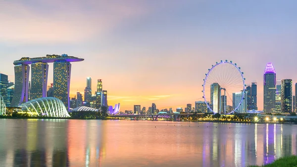 Business City distrito de Singapura Skyline com torre moderna edifício arranha-céus iluminação no crepúsculo colorido do céu com nuvem e reflexão no rio de água. Destino de viagem popular. — Fotografia de Stock