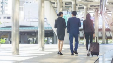 Arka pozisyon grup akıllı iş erkek ve kadın insanlar birlikte açık yaya geçit alanı sabahları yürüyüş..