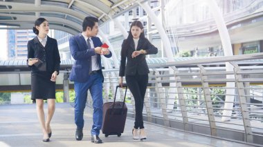 Grup akıllı iş adamları erkek ve kadın birlikte acele saat içinde duygu stres ile tablet akıllı telefon cihaz ve Bagaj açık yaya geçit uzay at sabah yürümek.