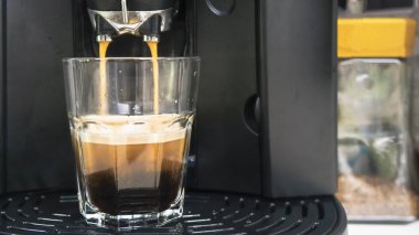 Kahve fincan kahve makinesi espresso ve cappuccino tarzda için fasulye üzerinden su damla ile