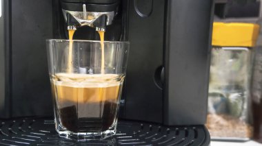 Kahve fincan kahve makinesi espresso ve cappuccino tarzda için fasulye üzerinden su damla ile