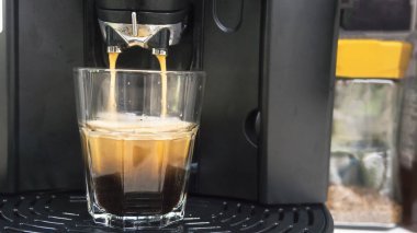 Kahve fincan kahve makinesi espresso ve cappuccino tarzda için fasulye üzerinden su damla ile