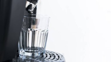 Kahve fincan kahve makinesi espresso ve cappuccino tarzda için fasulye üzerinden su damla ile