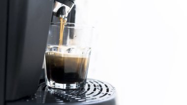 Kahve fincan kahve makinesi espresso ve cappuccino tarzda için fasulye üzerinden su damla ile