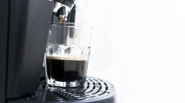 Kahve fincan kahve makinesi espresso ve cappuccino tarzda için fasulye üzerinden su damla ile