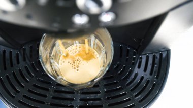 Üstten Görünüm bir fincan kahve kahve makinesi espresso ve cappuccino tarzda için fasulye üzerinden su damla ile