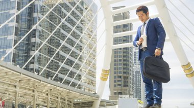 iş adamı ayakta duygu kendinden emin ve özgürlük açık