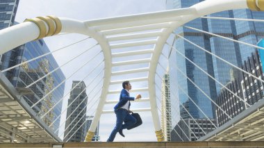 iş adamı yaya, laptop evrak çantası ile çalışır