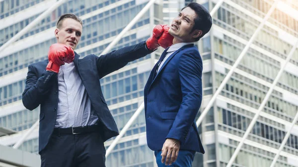 Dwie firmy mans walczą z rękawic bokserskich na zewnątrz miasta — Zdjęcie stockowe