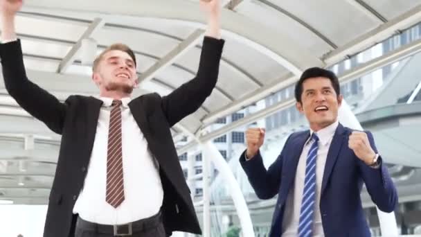 ビジネスの男性立つ自信と幸せな感情を屋外にジャンプ成功 — ストック動画
