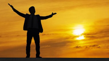 iş adamı yaya, laptop evrak çantası ile çalışır