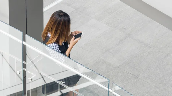 Retrato de las personas de espalda mujer vestida tela de moda utiliza el teléfono inteligente . —  Fotos de Stock