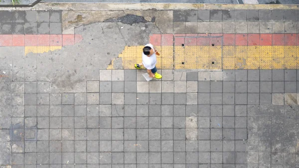 Vue aérienne et vue de dessus avec flou homme marcher dans la zone d'affaires avec rue piétonne et passage de bloc rouge et jaune — Photo