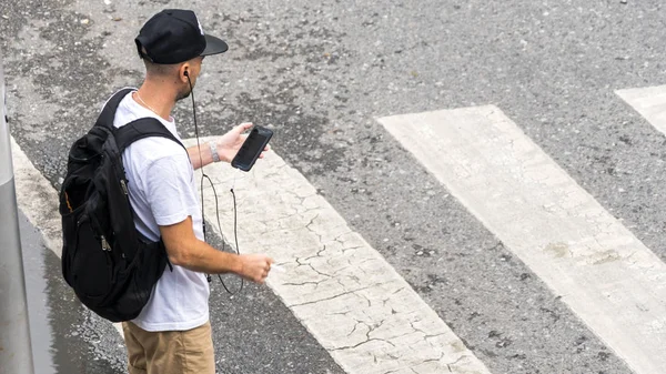 A cidade movimentada pessoas com smartphone mover-se para pedestre passarela na estrada de tráfego de negócios (foto aérea, vista superior ) — Fotografia de Stock