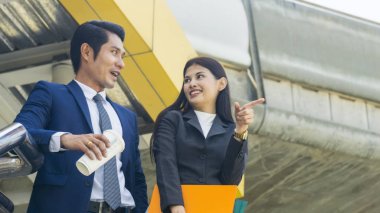 Akıllı Asya iş insanlar kadın ve erkek işçi konuşmak ve birlikte bakmak ileri gelecek fikir durumda sevinç