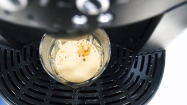 Üstten Görünüm bir fincan kahve kahve makinesi espresso ve cappuccino tarzda için fasulye üzerinden su damla ile
