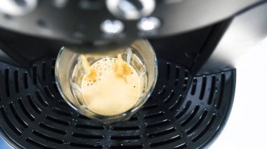 Üstten Görünüm bir fincan kahve kahve makinesi espresso ve cappuccino tarzda için fasulye üzerinden su damla ile