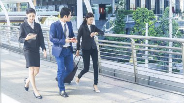 Grup akıllı iş adamları erkek ve kadın birlikte acele saat içinde duygu stres ile tablet akıllı telefon cihaz ve Bagaj açık yaya geçit uzay at sabah yürümek.