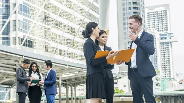 Grupo de pessoas negócios em smartsuit se encontram no espaço da cidade ao ar livre — Fotografia de Stock