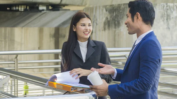 Akıllı Asya iş insanlar alt stand ve şehir kentsel alan Bina Kağıt sunuyla birlikte konuşmak 