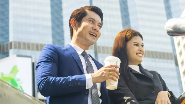 Inteligente asiático pessoas de negócios homem e mulher trabalhador conversa e alegria juntos na situação de olhar para a frente ideia futura — Fotografia de Stock