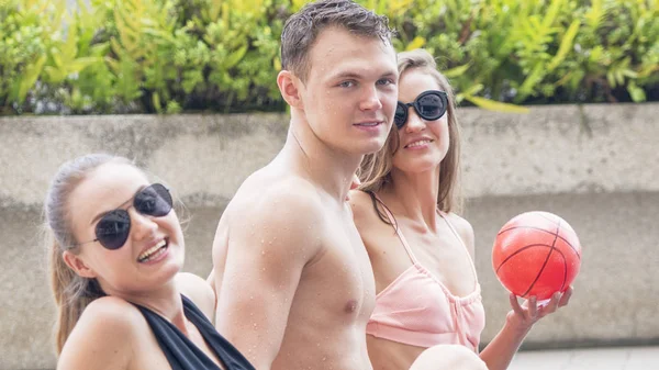 Grupo de personas disfrutando del verano en la piscina . — Foto de Stock