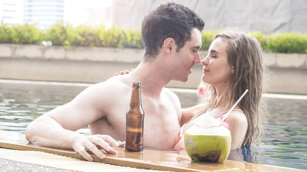 Paar von Mann und Mädchen sexy in Unterwäsche Bikini süße Liebe im Schwimmbad mit Alkohol und Kokossaft — Stockfoto