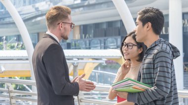 öğretmen ve öğrenciler Teen grup karşılamak ve, Açık konuşmak