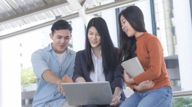 Enerjik iyimser teen ekran laptop ararken çözüm ya da iş başvuru görüşme için arama kişi ve iş kadın