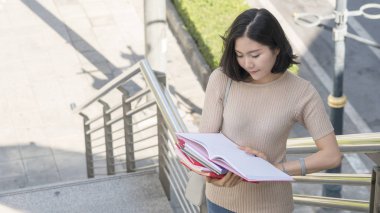 öğrenci eğitim kitap ile genç kız moda