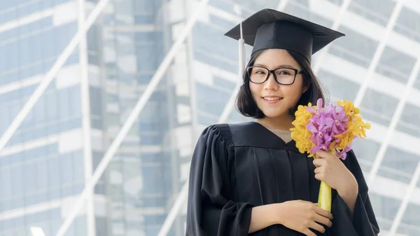 Studente Ragazza Laurea Con Mazzo Fiori — Foto Stock