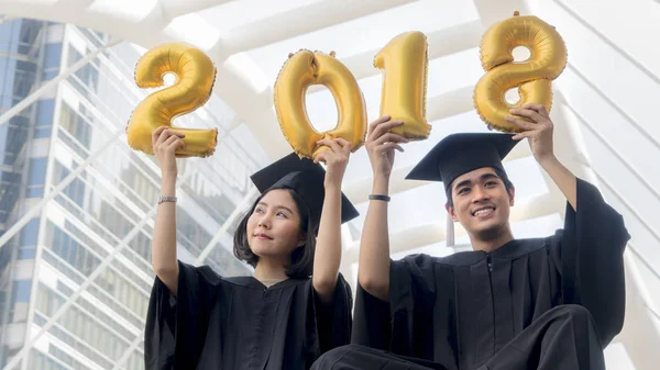Öğrencilerin mezuniyet sit ve altın sayı balonlar 2018 uygun — Stok fotoğraf