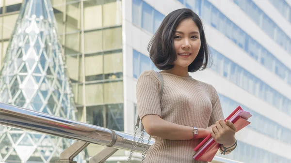 Portrait Jeune Fille Asiatique Tient Des Stands Livres Rouges Habille — Photo