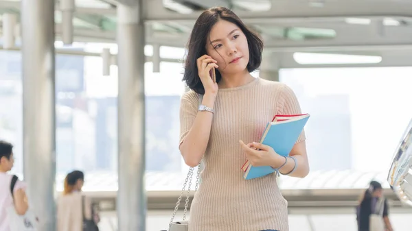 Studente Giovanissima Ragazza Con Educazione Libro Passeggiata Pedestrain All Aperto — Foto Stock