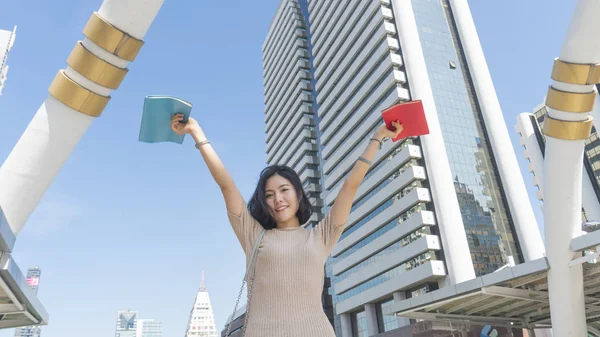 Student Tonåring Tjej Med Utbildning Bok Stående Med Mig Glad — Stockfoto