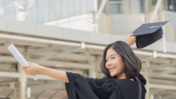 Asiatico teen ragazza con laurea abito panno con sentimento felice — Foto Stock