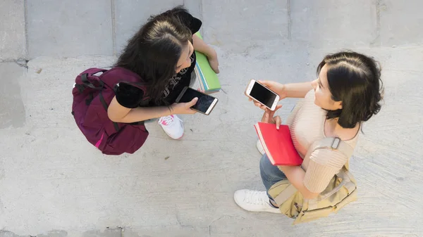 Vista aérea superior meninas adolescentes falar e usar telefone inteligente na forma de caminhada pedestre — Fotografia de Stock