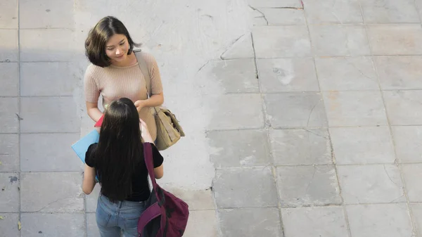 Översta Flygfoto tonåring flickor prata och träffa på gågatan promenad sätt — Stockfoto