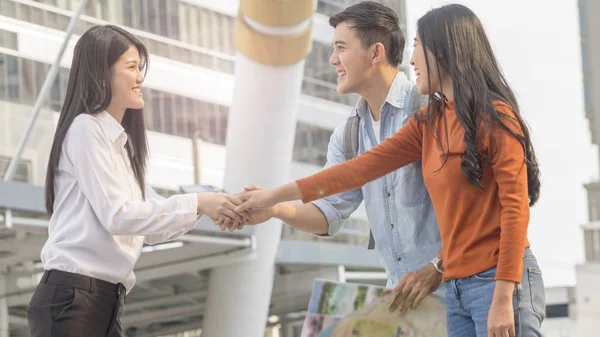 Traveler Couple People Use Generic Local Map Talk Adviser Business — Stock Photo, Image